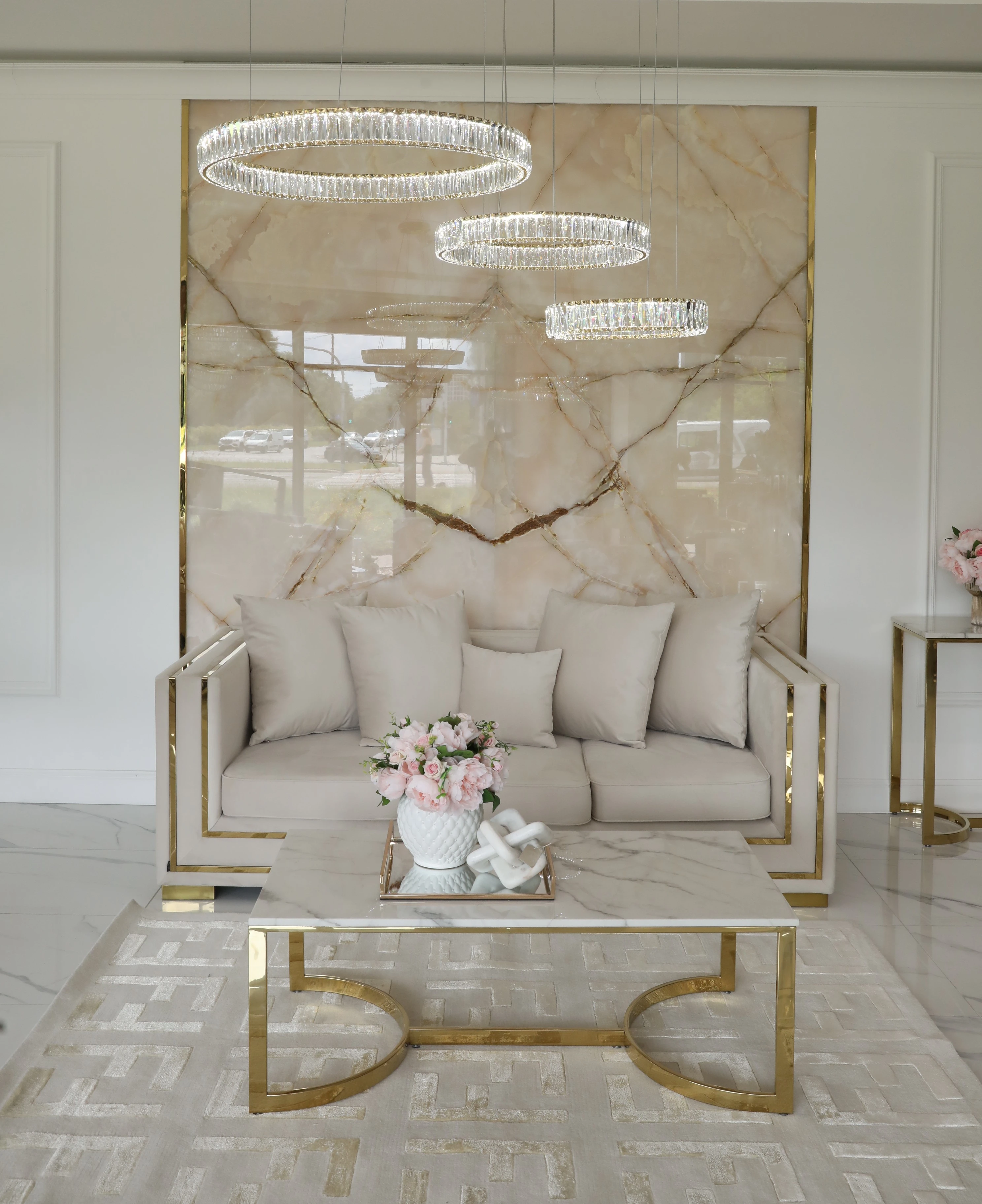 SMALL LIVING ROOM, BIG GLAMOUR: HOW TO DESIGN A SMALL SPACE WITH CLASS?